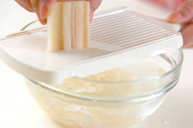 レンコンのチーズ和えの作り方の手順1