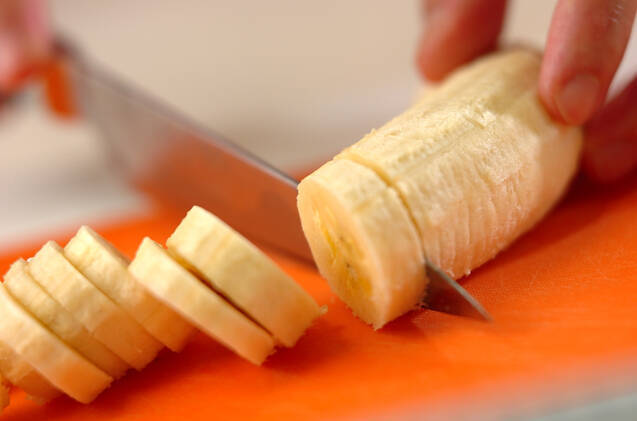 バナナとピーナッツバターのスティックオープンサンドの作り方の手順1