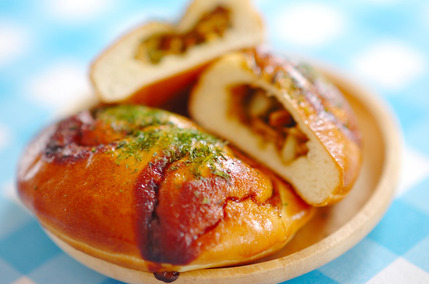 皿にのせられた強力粉で本格焼きそばパン