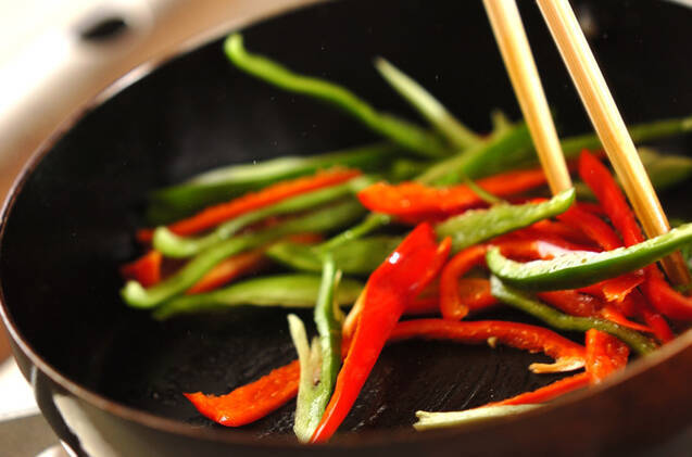 鶏ささ身とピーマンのバジルマヨ和えの作り方の手順1