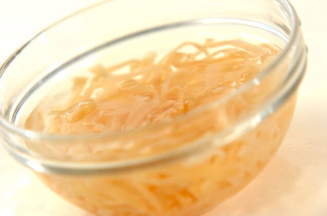 クラゲと焼きマイタケの酢の物の作り方の手順1