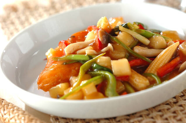 白い深皿に盛りつけられたあぶらかれい揚げのフルーツあんかけ