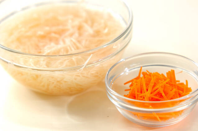 せん切りジャガイモの酢の物の作り方の手順1