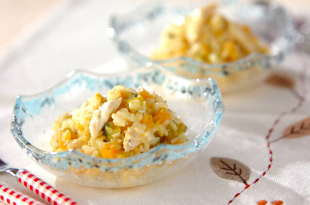 透明なお皿に盛られた野菜とささみのライスサラダ