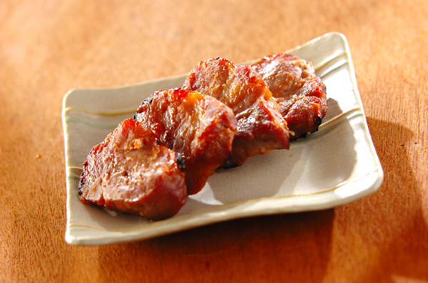 長方形の和皿に盛り付けられた、豚肩ロース肉の合わせみそ漬け焼き