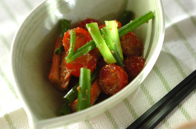 小皿に入ったミニトマトとカニカマの白すりごま和え