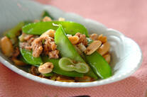 キヌサヤとピーナッツの塩炒め