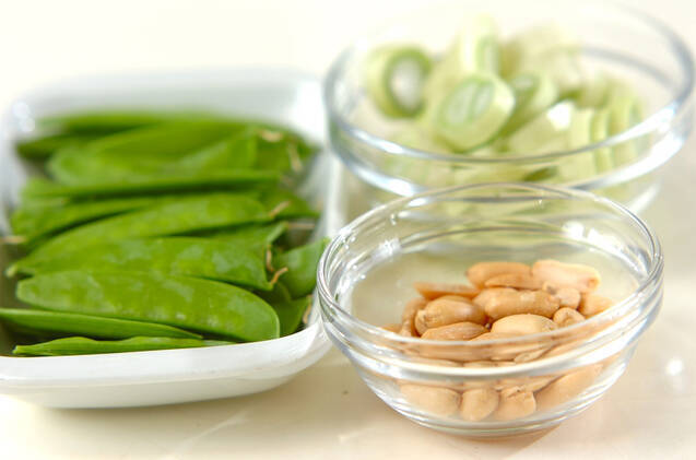 キヌサヤとピーナッツの塩炒めの作り方の手順1
