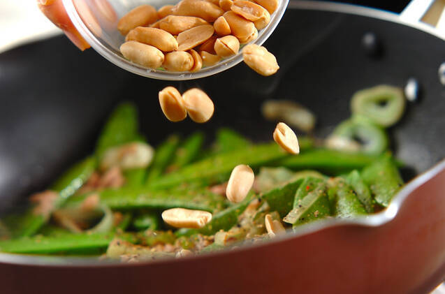 キヌサヤとピーナッツの塩炒めの作り方の手順6