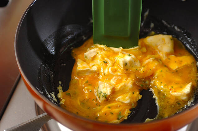 チーズスクランブルエッグの作り方の手順2