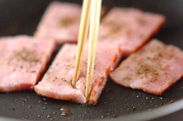 ビールのおつまみに！厚切りベーコンの黒コショウ焼き by 中島 和代さんの作り方の手順2