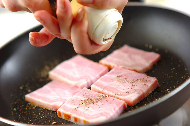 ビールのおつまみに！厚切りベーコンの黒コショウ焼き by 中島 和代さんの作り方の手順1