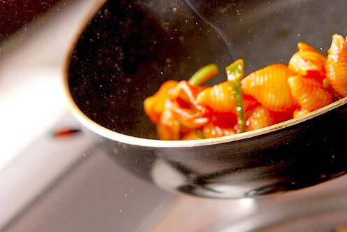 マカロニのピリ辛炒めの作り方の手順2