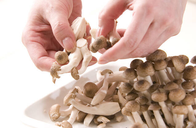 シメジと天かすのお浸しの作り方の手順1