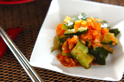 ゴマ油香る！たたきキュウリのキムチ和え