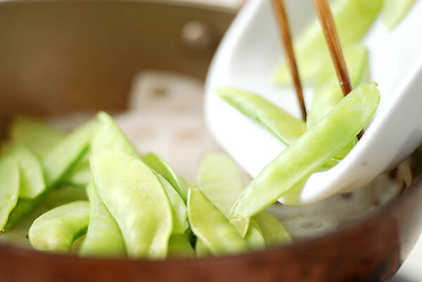 キヌサヤの炒め物の作り方の手順2