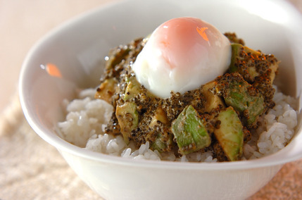 アボカドトンブリ丼