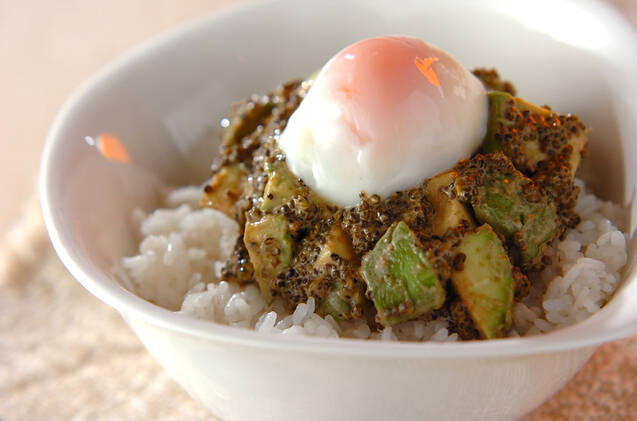 白いどんぶりにアボカドとんぶり丼が盛り付けられている