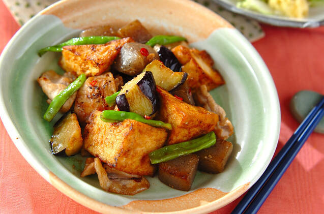 青と茶色の和食器に盛られたなすと厚揚げの味噌炒め