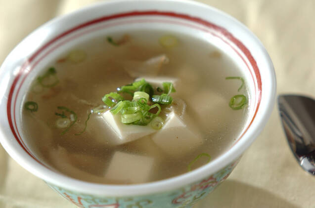 中華風の模様入りの水色のスープカップに盛られた豆腐とザーサイのスープ