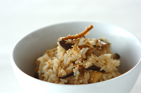 白い器の混ぜご飯