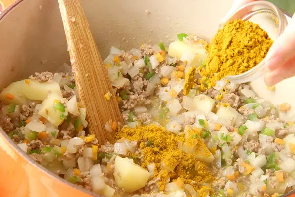 野菜の旨みたっぷり!絶品ひき肉カレーの作り方2