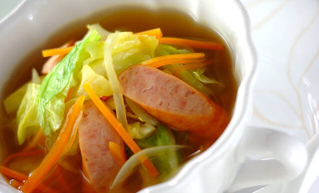 白いスープカップに盛り付けた春キャベツのカレースープ