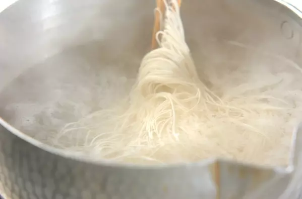 ショウガ香る！麺つゆを使った時短レシピ 甘辛牛肉のせ素麺の作り方2