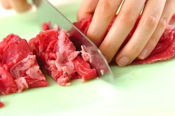 ショウガ香る！麺つゆを使った時短レシピ 甘辛牛肉のせ素麺の下準備1