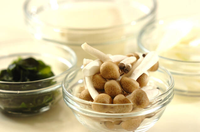 くずし豆腐のゴマみそ汁の作り方の手順1