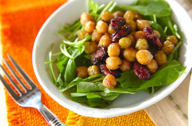 白い皿に盛られたミックスビーンズのハーブソテー