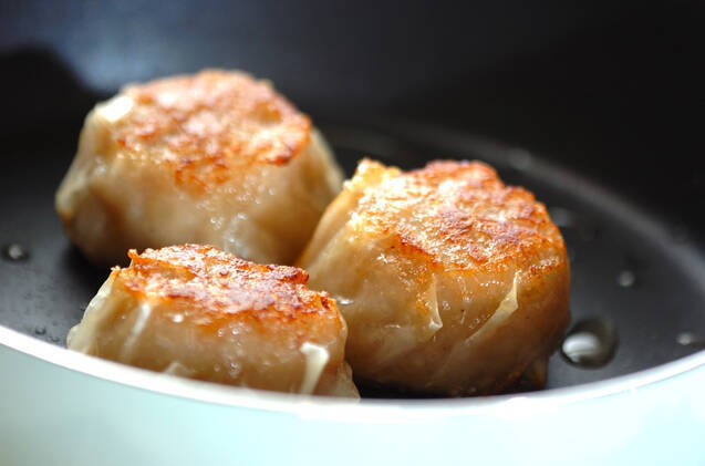 冷凍シュウマイで手軽に！焼きシュウマイの作り方の手順1