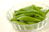 スナップエンドウと温泉卵のみそ汁の下準備1
