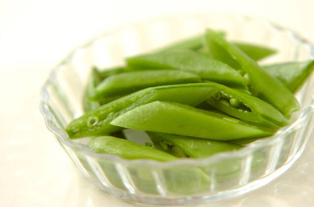 スナップエンドウと温泉卵のみそ汁の作り方の手順1
