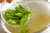 スナップエンドウと温泉卵のみそ汁の作り方の手順2