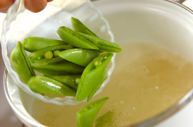 スナップエンドウと温泉卵のみそ汁の作り方の手順2