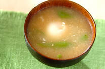 スナップエンドウと温泉卵のみそ汁