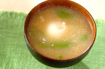 スナップエンドウと温泉卵のみそ汁