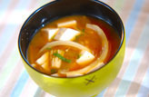 玉ネギとエノキのみそ汁