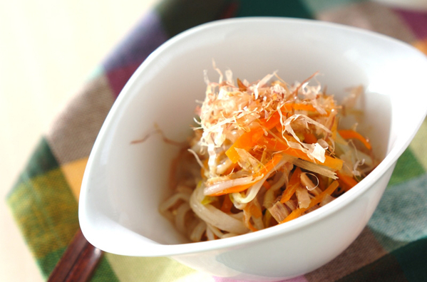 白い変形小鉢に盛りつけられたもやしのカラフルサラダ