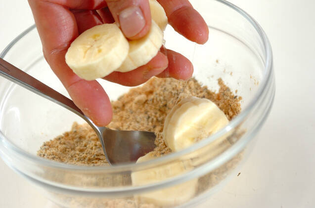 黒ゴマきな粉バナナヨーグルトの作り方の手順2