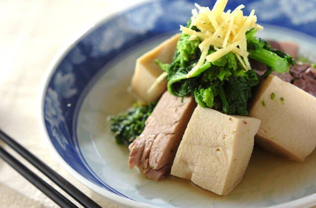 青と白の和皿に盛り付けた高野豆腐と菜の花の煮物