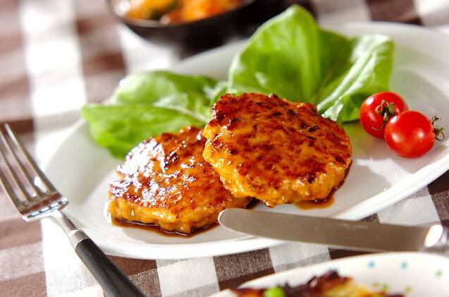 白い皿に盛られた鶏軟骨のつくねバーグ