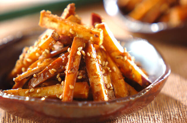 皿に盛り付けられた生姜の黒糖いもけんぴ