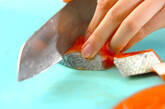 鮭のホイル焼き フライパンで簡単に！切って包むだけの下準備1