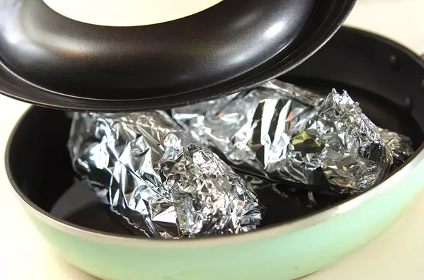 鮭のホイル焼き フライパンで簡単に!切って包むだけの作り方2