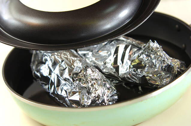 鮭のホイル焼き フライパンで簡単に！切って包むだけの作り方の手順6