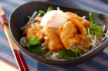 カリカリチキン丼