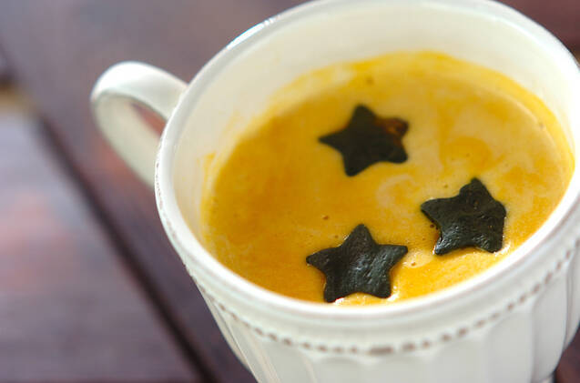 白いマグカップにかぼちゃのスムージーが入れられていて、かぼちゃの皮を星形にしたものが3つ飾られている