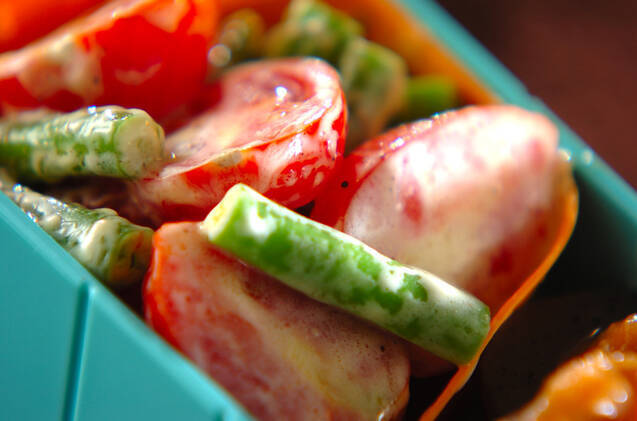 サヤインゲンとプチトマトのサラダ